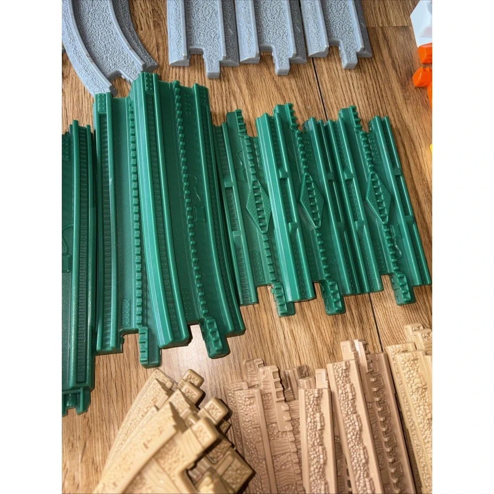 GeoTrax LARGE LOT 80+ Trains People Signs Building Tracks Controllers Untested